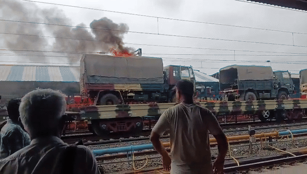 मालगाड़ी में लोड आर्मी ट्रक में आग लगी, उज्जैन रेलवे स्टेशन पर मचा हड़कंप