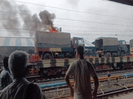मालगाड़ी में लोड आर्मी ट्रक में आग लगी, उज्जैन रेलवे स्टेशन पर मचा हड़कंप मालगाड़ी में लोड आर्मी ट्रक में आग लगी, उज्जैन रेलवे स्टेशन पर मचा हड़कंप