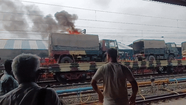 मालगाड़ी में लोड आर्मी ट्रक में आग लगी, उज्जैन रेलवे स्टेशन पर मचा हड़कंप मालगाड़ी में लोड आर्मी ट्रक में आग लगी, उज्जैन रेलवे स्टेशन पर मचा हड़कंप
