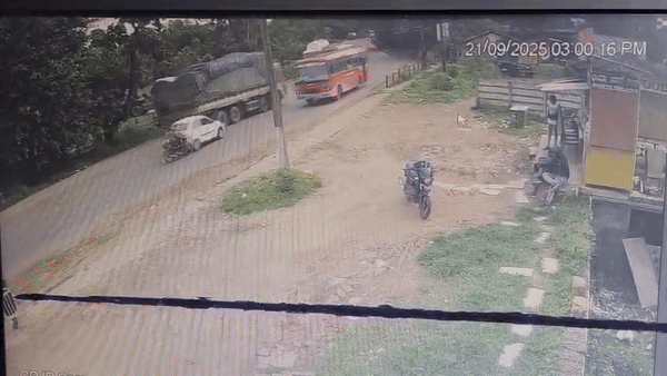 ओवरटेक के चक्कर में गई जान! बाइक सवार को कुचलती हुई निकल गई बस