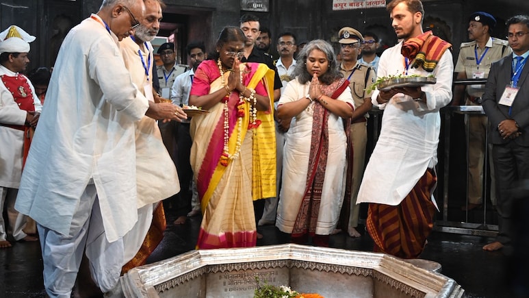 पितृपक्ष 2025: राष्ट्रपति मुर्मू ने गयाजी में पुरखों की आत्मा की शांति और मोक्ष प्राप्ति के लिए किया पिंडदान पितृपक्ष 2025: राष्ट्रपति मुर्मू ने गयाजी में पुरखों की आत्मा की शांति और मोक्ष प्राप्ति के लिए किया पिंडदान