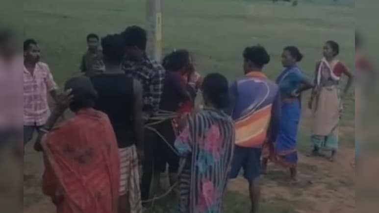रिश्तेदार के साथ बाजार जा रही थी महिला, लोगों को लगा आशिक है, खंभे से बांधा और फिर ... रिश्तेदार के साथ बाजार जा रही थी महिला, लोगों को लगा आशिक है, खंभे से बांधा और फिर ...