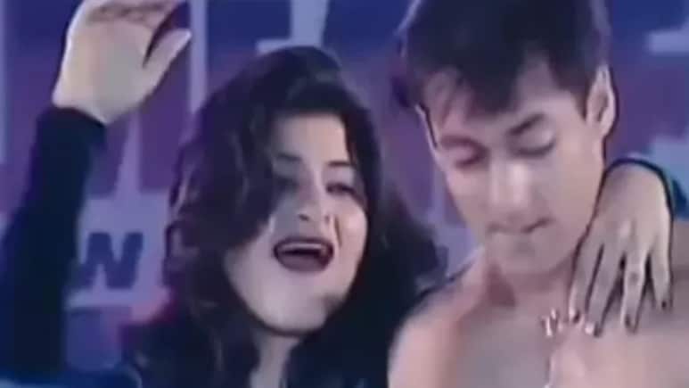 Salman Khan ने Kunika Sadanand को गोद में उठाकर किया था डांस! वायरल हुआ वीडियो तो फैंस ने बताया 'सच' Salman Khan ने Kunika Sadanand को गोद में उठाकर किया था डांस! वायरल हुआ वीडियो तो फैंस ने बताया 'सच'