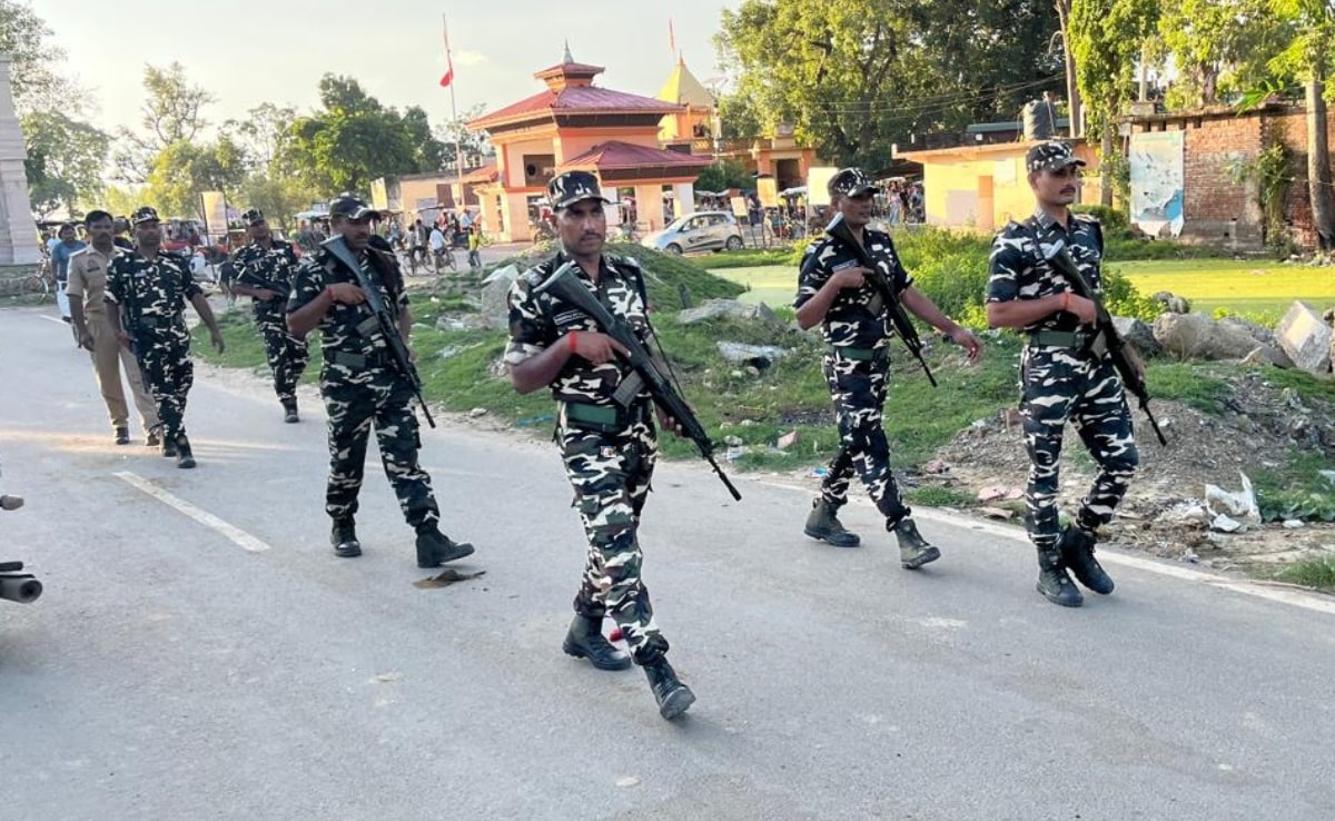 नेपाल में पैदा हुई अंशाती के बाद उससे लगती सीमा पर गश्त लगाते सशस्त्र सीमा बल के जवान. नेपाल में पैदा हुई अंशाती के बाद उससे लगती सीमा पर गश्त लगाते सशस्त्र सीमा बल के जवान.