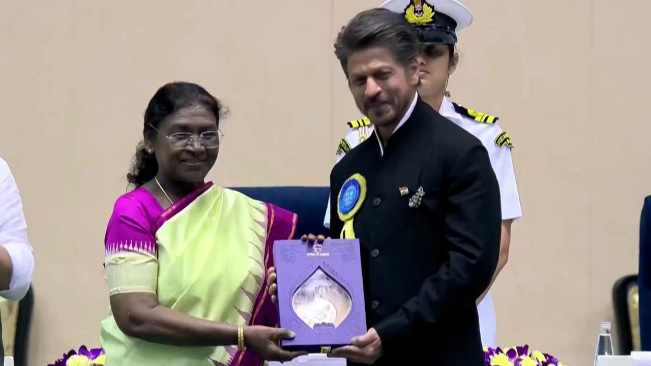 Shah Rukh Khan Receives Best Actor Award For Film <i>Jawan</i>