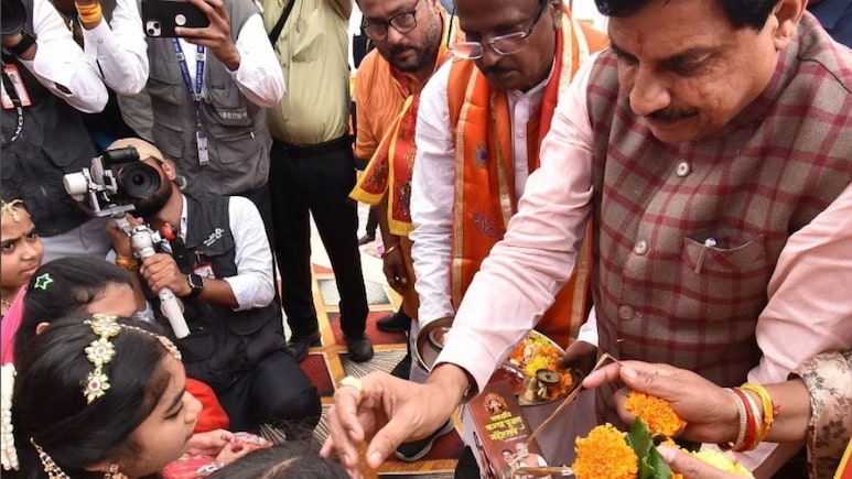 उज्जैन में 121 स्थलों पर हुआ 25 हजार से अधिक कन्याओं का पूजन ‘गोल्डन बुक आफ वर्ल्ड रिकॉर्ड्स’ में हुआ दर्ज