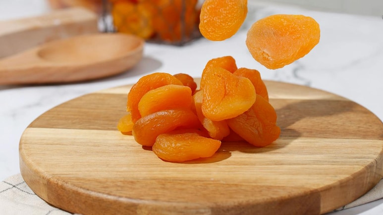 सर्दियों में खुबानी (Dried Apricot) के फायदे और नुकसान: किसे खाना चाहिए और किसे नहीं?