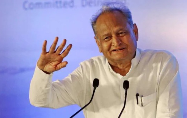 सीएम को पेन ड्राइव में मेरा वीडियो देखना चाहिए... वसुंधरा होती तो मजा आता, गहलोत ने दी भजनलाल को सलाह