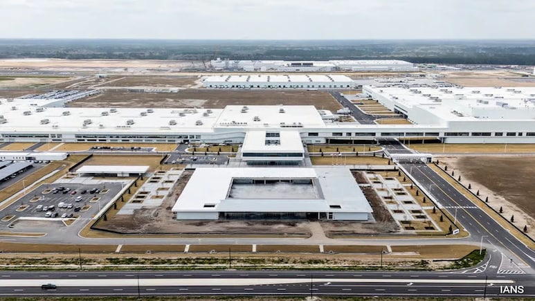 Seoul Says Over 300 South Koreans Held In US Battery Plant Site Raid Seoul Says Over 300 South Koreans Held In US Battery Plant Site Raid