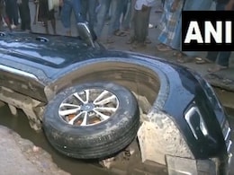 OMG! सड़क में आधी समा गई कार,  पटना में मालकिन का जरा दर्द सुनिए