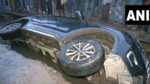 OMG! सड़क में आधी समा गई कार,  पटना में मालकिन का जरा दर्द सुनिए