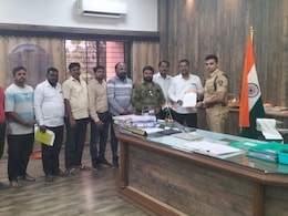Akola News : अल्पवयीन मुलीवरील अत्याचाराने अकोला हादरले; ठाकरे गटाकडून 'यूपी पॅटर्न'ची मागणी Akola News : अल्पवयीन मुलीवरील अत्याचाराने अकोला हादरले; ठाकरे गटाकडून 'यूपी पॅटर्न'ची मागणी