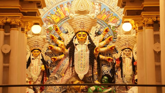 “Kolkata Durga Puja 2025: Travel Advisory Amid Heavy Rains and Disruptions”