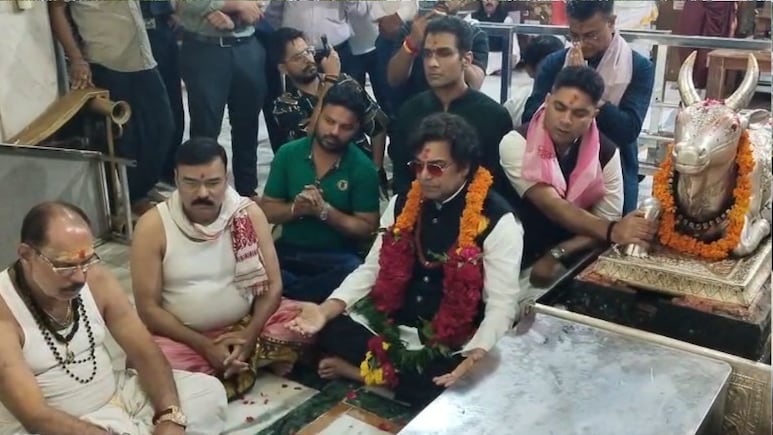 Ujjain Mahakal: बॉलीवुड एक्टर आशुतोष राणा पहुंचे उज्जैन, बाबा महाकाल की पूजा अर्चना कर लिया आशीर्वाद Ujjain Mahakal: बॉलीवुड एक्टर आशुतोष राणा पहुंचे उज्जैन, बाबा महाकाल की पूजा अर्चना कर लिया आशीर्वाद