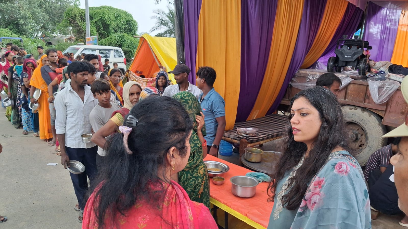 बाढ़ राहत शिविर का जायजा लेतीं नोएडा की डीएम. बाढ़ राहत शिविर का जायजा लेतीं नोएडा की डीएम.