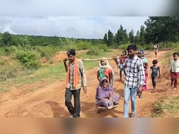 मानवता को शर्मसार करने वाली घटना, गर्भवती महिला को पालकी में लेकर गया परिवार; 2 किमी बाद रास्ते में हुआ प्रसव मानवता को शर्मसार करने वाली घटना, गर्भवती महिला को पालकी में लेकर गया परिवार; 2 किमी बाद रास्ते में हुआ प्रसव