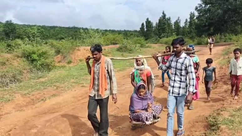 मानवता को शर्मसार करने वाली घटना, गर्भवती महिला को पालकी में लेकर गया परिवार; 2 किमी बाद रास्ते में हुआ प्रसव मानवता को शर्मसार करने वाली घटना, गर्भवती महिला को पालकी में लेकर गया परिवार; 2 किमी बाद रास्ते में हुआ प्रसव