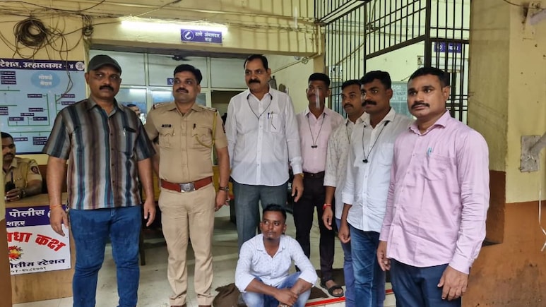 Crime News: उल्हासनगरात दरोडेखोरांचा हैदोस! रिक्षातून जाणाऱ्या तरुणाला लुटलं, चाकू दाखवत पलायन Crime News: उल्हासनगरात दरोडेखोरांचा हैदोस! रिक्षातून जाणाऱ्या तरुणाला लुटलं, चाकू दाखवत पलायन