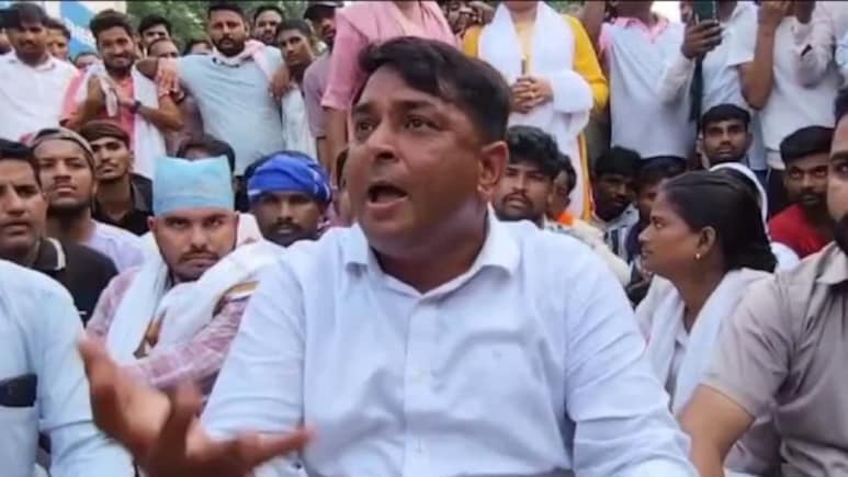 Naresh Meena: पहले SDM, अब नरेश मीणा ने अपने ही समर्थकों को जड़े थप्पड़, बोले- यही मेरा तरीका है