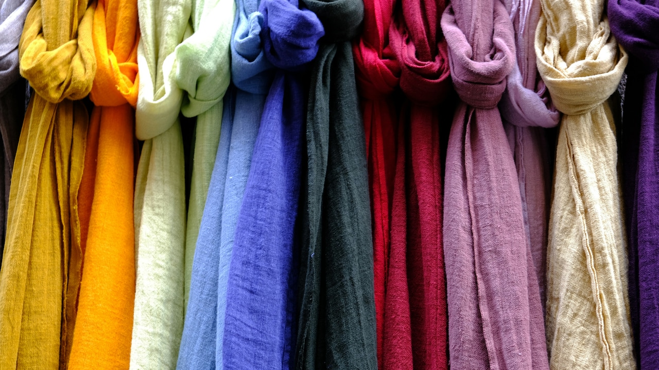 Top tips and tricks to wear neck scarves in streetwear