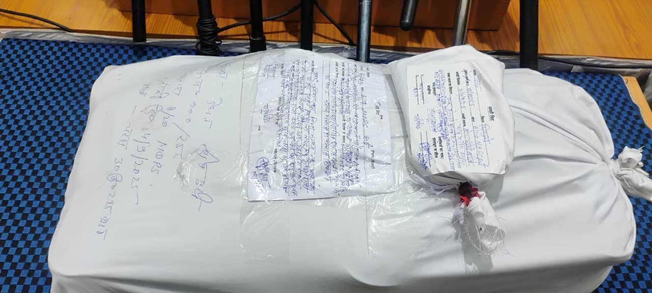 कार से जब्त की गई 6 करोड़ की ड्रग्स. कार से जब्त की गई 6 करोड़ की ड्रग्स.