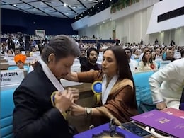 Watch: Rani Mukerji Helps Shah Rukh Khan Wear His National Award Medal. Internet Melts Watch: Rani Mukerji Helps Shah Rukh Khan Wear His National Award Medal. Internet Melts