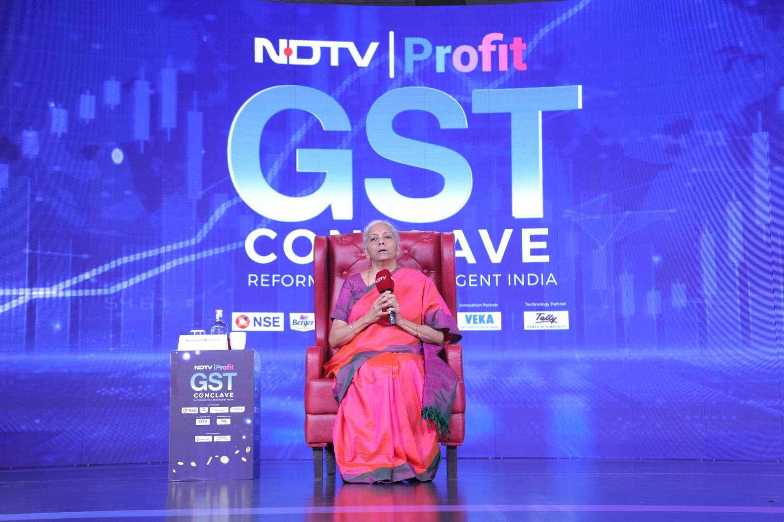 NDTV GST Conclave: केंद्र सरकार नोटों से भरा सूटकेस लेकर नहीं बैठी है... जानें वित्त मंत्री ने किस बात पर कहा