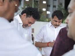 तमिलनाडु भगदड़: बच्चों के शव देखकर हिल गए मंत्री, अस्पताल में फूट-फूटकर रो पड़े तमिलनाडु भगदड़: बच्चों के शव देखकर हिल गए मंत्री, अस्पताल में फूट-फूटकर रो पड़े