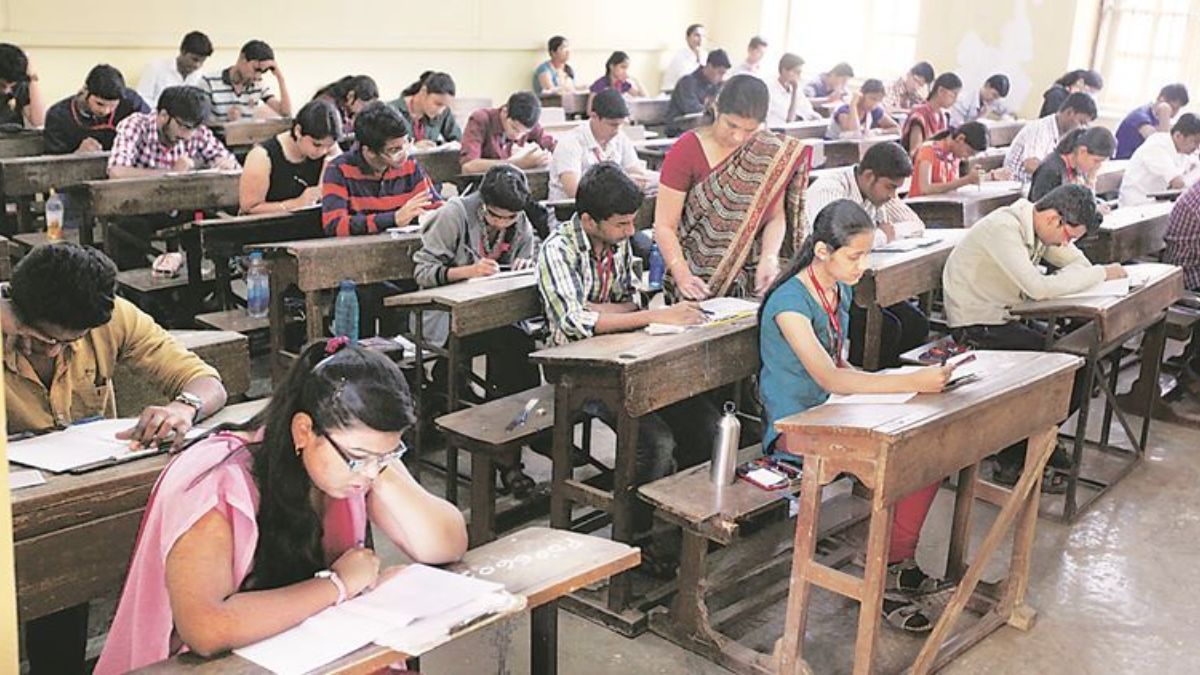 10वीं पास चपरासी पदों के लिए Phd तक पढ़े लिखे युवा कर रहे अप्लाई, बेरोजगारी का ये है आलम