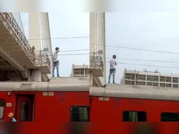 नागपुर रेलवे स्टेशन पर ट्रेन पर खड़ा था युवक, अचानक लगा ऐसा झटका कि गिरा नीचे और... नागपुर रेलवे स्टेशन पर ट्रेन पर खड़ा था युवक, अचानक लगा ऐसा झटका कि गिरा नीचे और...