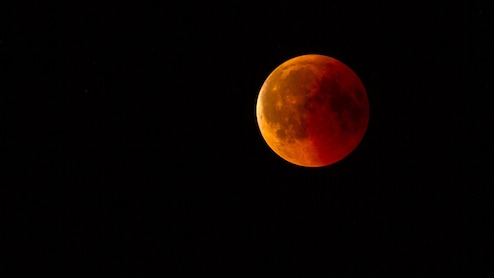 कल है भारत में पूर्ण चंद्रग्रहण, जानें कब, कैसे और कहां से देखें यह कभी न भूलने वाला नजारा 