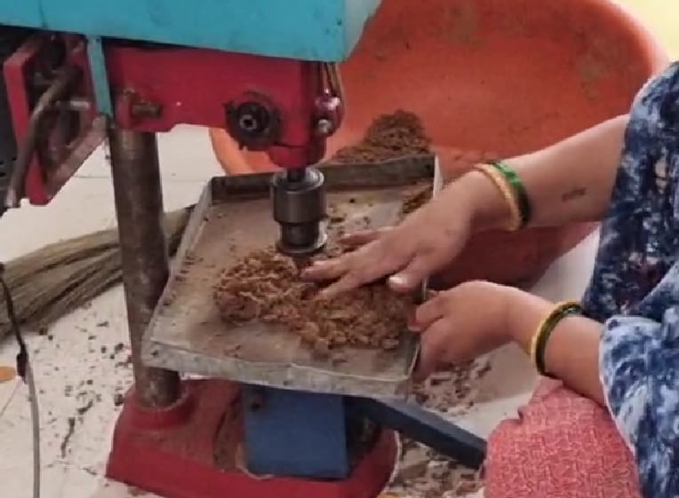 फूलों से बनाई जा रही धूपबत्ती फूलों से बनाई जा रही धूपबत्ती