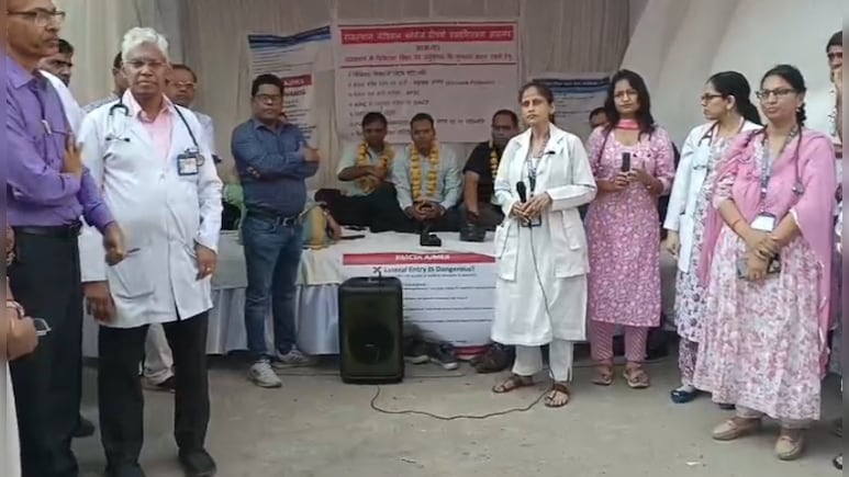 Ajmer: अजमेर में मेडिकल कॉलेज टीचर्स की हड़ताल 5वें दिन जारी, पेन डाउन से कामकाज प्रभावित