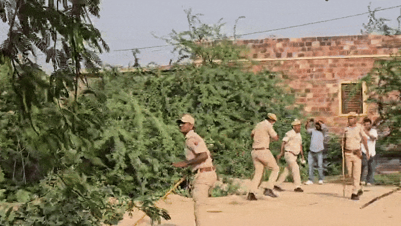 खेतसिंह हत्याकांड: जैसलमेर के डांगरी गांव में हालात हुए बेकाबू, पुलिस ने दागे आंसू गैस के गोले