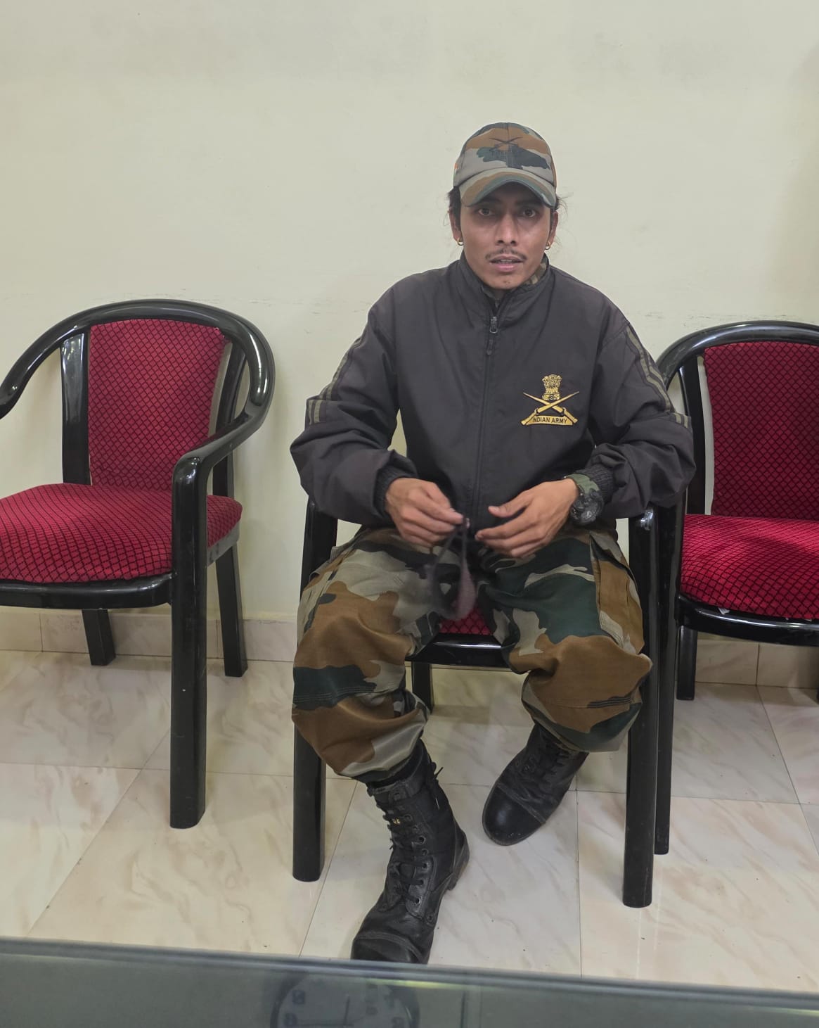 सपना टूटा तो बना फर्जी फौजी! मंदिर में सेना की वर्दी पहनकर पहुंचा युवक, पकड़ा गया