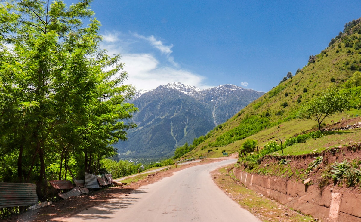 Kashmir offers a variety of attractions for tourists Kashmir offers a variety of attractions for tourists