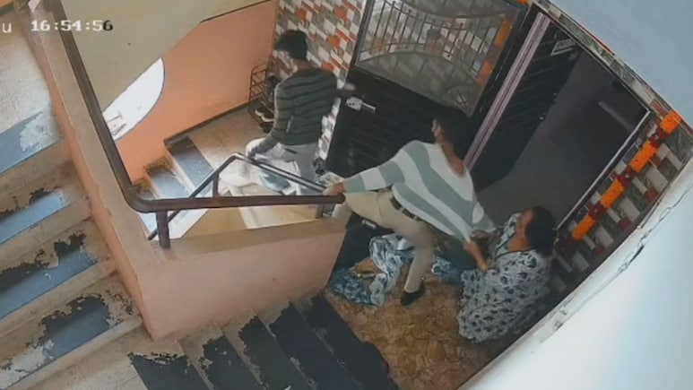 Nashik News: अनोळखी मुलांना काकूंनी पाणी दिलं; मात्र त्यानंतर जे घडलं ते पाहून थरकाप उडेल, पाहा VIDEO