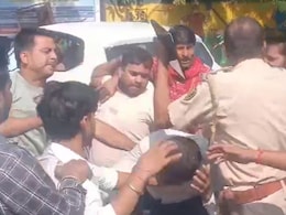 अस्पताल बना रणक्षेत्र-पुलिस बनी मूक दर्शक, पहले डॉक्टरों से हुई मारपीट... फिर गुंडे बुलाकर परिजनों की पिटाई अस्पताल बना रणक्षेत्र-पुलिस बनी मूक दर्शक, पहले डॉक्टरों से हुई मारपीट... फिर गुंडे बुलाकर परिजनों की पिटाई