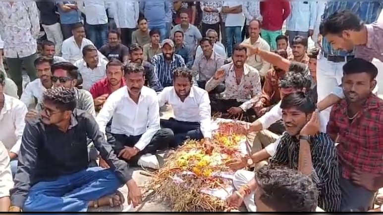 सोयाबीन की अर्थी निकालकर किया अंतिम संस्कार, खराब हुई फसल के मुआवजे के लिए किसानों ने किया प्रदर्शन