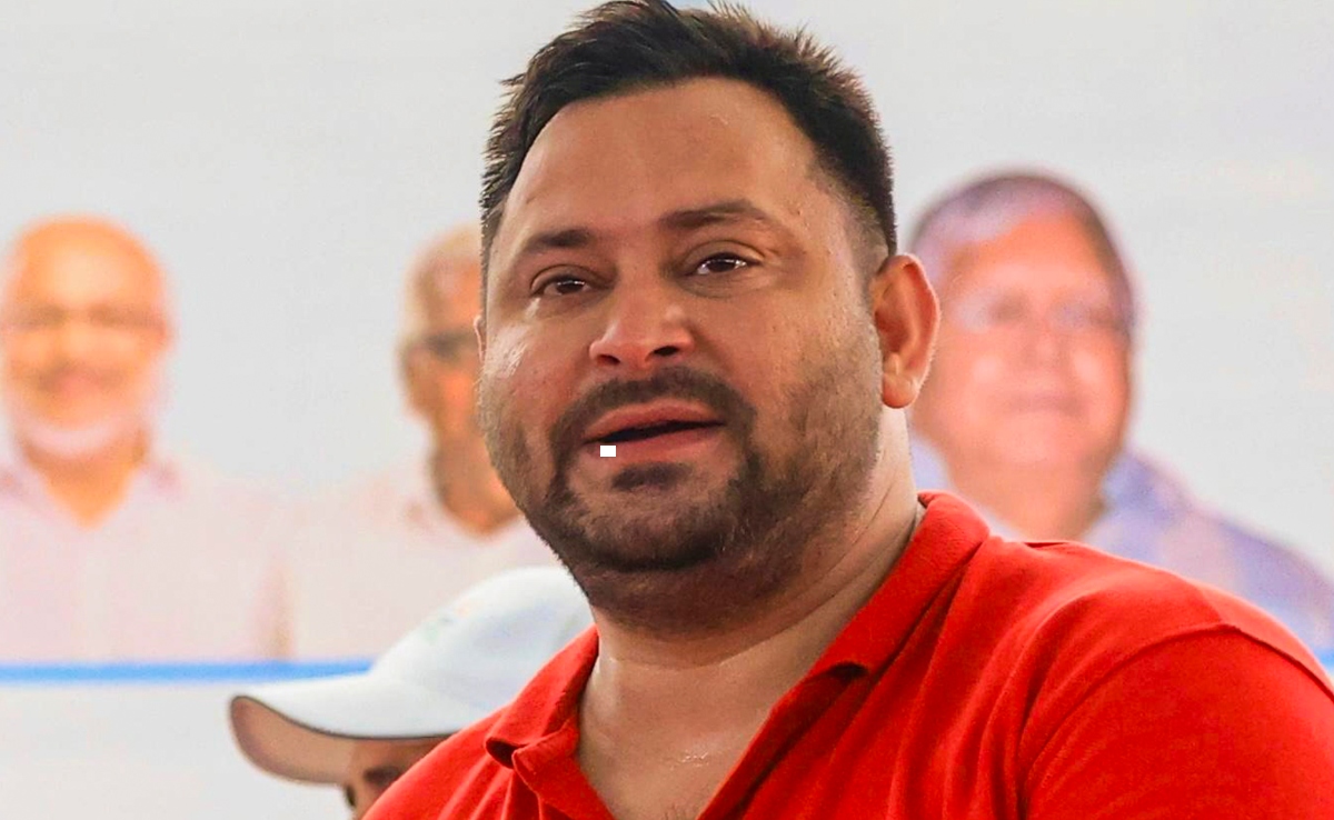 पटना की सड़क पर ठुमकते हुए नजर आए तेजस्वी यादव, बड़ी बहन रोहणी आचार्या बोलीं- लालू...