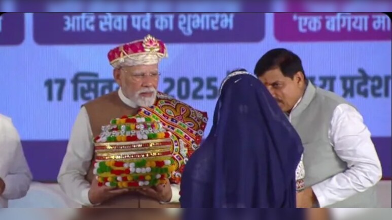 धार में पीएम मोदी ने पहनी खास आदिवासी पगड़ी, क्या है इस सम्मान का मतलब ?