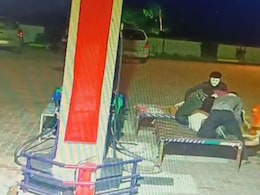 video: शातिर लुटेरों ने फिल्मी स्टाइल में लूटा पेट्रोल पंप, पहले हाथ-पैर बांधे, फिर मुंह पर टेप चिपकाकर लाखों की लूट video: शातिर लुटेरों ने फिल्मी स्टाइल में लूटा पेट्रोल पंप, पहले हाथ-पैर बांधे, फिर मुंह पर टेप चिपकाकर लाखों की लूट
