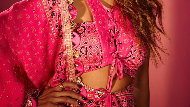 Shilpa Shetty wrote, "Every small twist makes a big shift in energy."