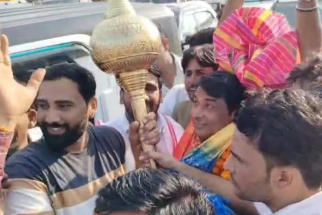 नरेश मीणा का स्वागत करते समर्थक नरेश मीणा का स्वागत करते समर्थक