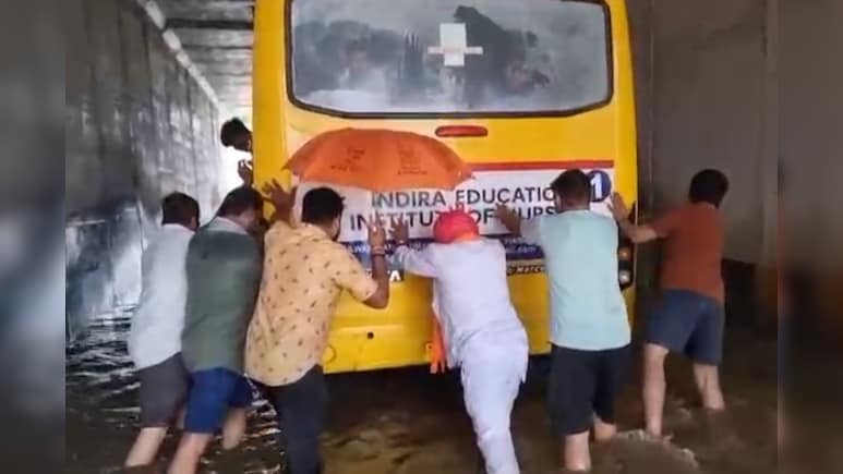 Udaipur: कॉलेज बस को धक्का लगाते नजर आए बीजेपी विधायक, अंडरपास में जलभराव से हुई परेशानी