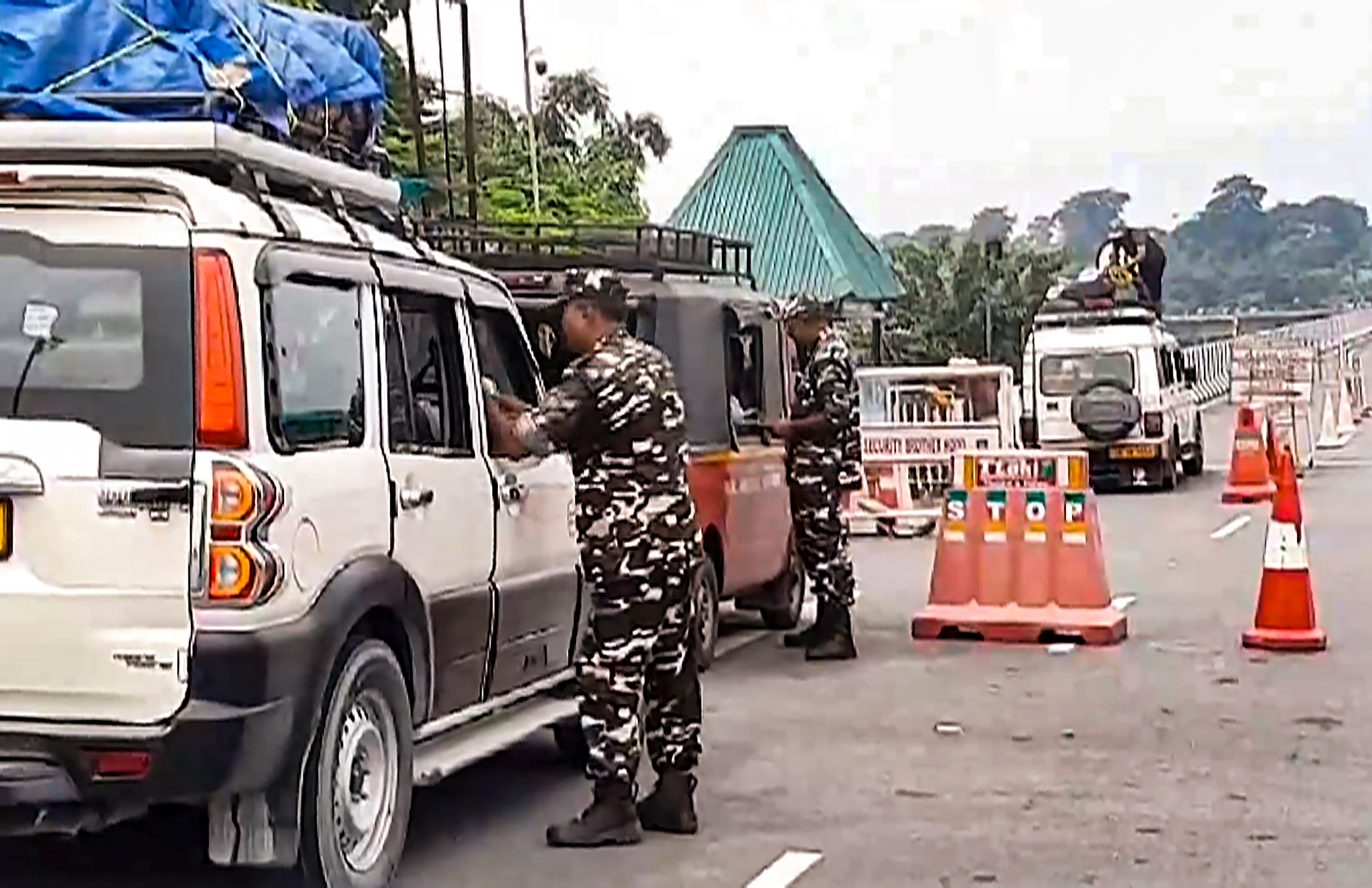 सिलिगुड़ी में भारत-नेपाल सीमा के पानीटंकी चेकपोस्ट पर भी सुरक्षा कड़ी कर दी गई है. सिलिगुड़ी में भारत-नेपाल सीमा के पानीटंकी चेकपोस्ट पर भी सुरक्षा कड़ी कर दी गई है.