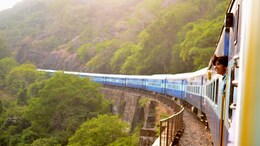 झांसी-इटावा एक्सप्रेस ट्रेन पर पथराव, मची अफरा-तफरी, यात्रियों की शिकायत सुनने न GRP और न मिला RPF का स्टॉफ&nbsp;