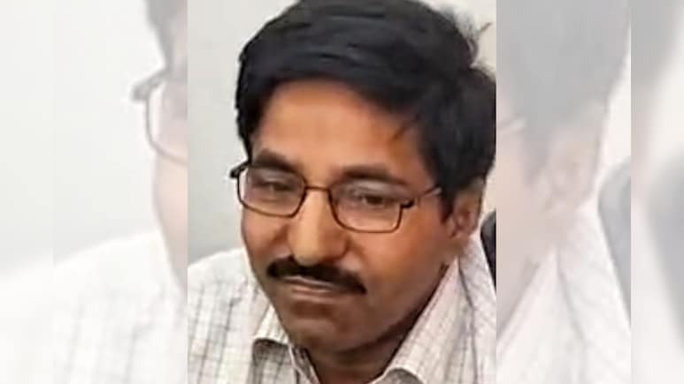 प्रिंसिपल और वाइस प्रिंसिपल पर गिरी गाज, बच्चों को मंदिर जाने और मूर्ति पूजा करने से रोकने का लगा था आरोप प्रिंसिपल और वाइस प्रिंसिपल पर गिरी गाज, बच्चों को मंदिर जाने और मूर्ति पूजा करने से रोकने का लगा था आरोप