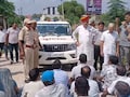 UDH मंत्री झाबर सिंह की गाड़ी रोककर लोगों ने किया प्रदर्शन, पैदल ही जाना पड़ा भाजपा कार्यालय