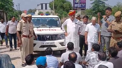 UDH मंत्री झाबर सिंह की गाड़ी रोककर लोगों ने किया प्रदर्शन, पैदल ही जाना पड़ा भाजपा कार्यालय